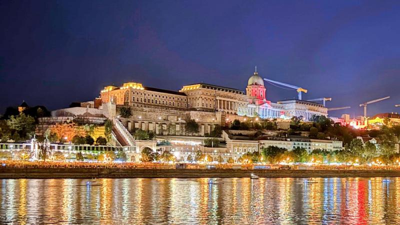 Karácsony Gergely dühét fejezte ki, miután a kormány újabb 6,2 milliárd forintot vont el Budapest költségvetéséből. Az esemény rávilágít a fővárosi és a kormányzati hatalom közötti feszültségre, amely tovább növeli a városvezető aggodalmát a főváros jövőj