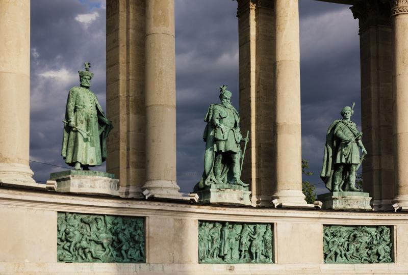 Felfedték a Hősök terének rejtélyes titkát: titokban négy szobrot cseréltek le, és az indok, ami mögötte áll, sokkoló.