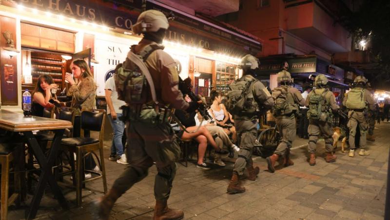 Az izraeli védelmi miniszter döntése értelmében bezáratja a népszerű katonai rádiót, mivel úgy véli, hogy a csatorna tartalma ellentétes a nemzeti biztonsági érdekeivel. A rádió műsorai kritikus hangvételűek voltak, és a minisztérium aggályait fejezte ki 