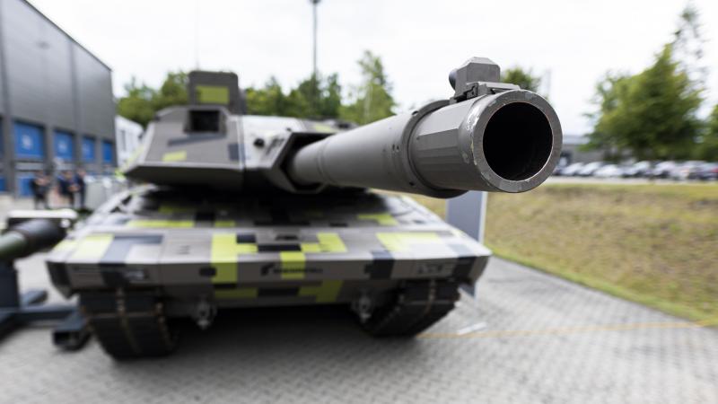 Két évvel elhalasztották a régóta várt szupertank gyártási folyamatának megkezdését - a tervek szerint nem sikerült elindítani a termelést.