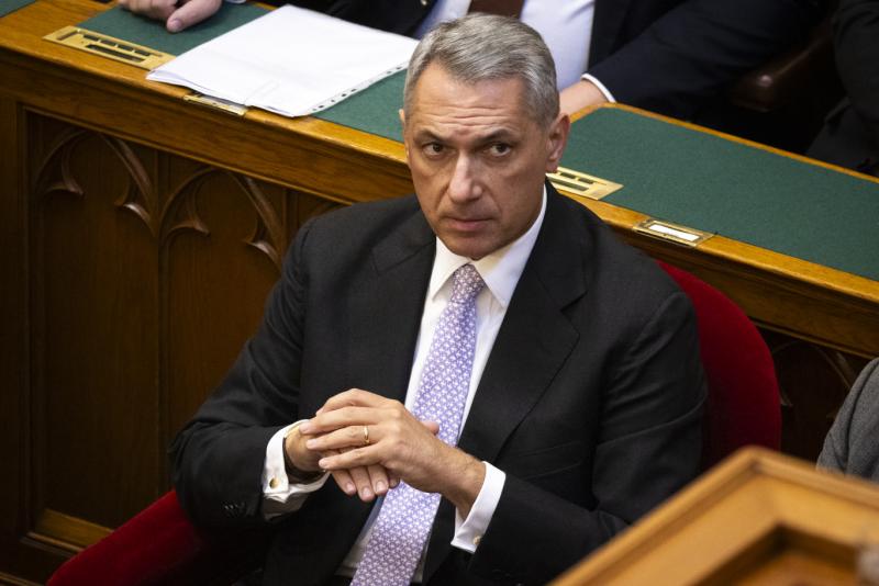 Lázár kijelentette, hogy amennyiben a Mészáros-cég nem teljesíti a megfogalmazott feltételeket, akkor kizárhatják az állami beruházásokból.