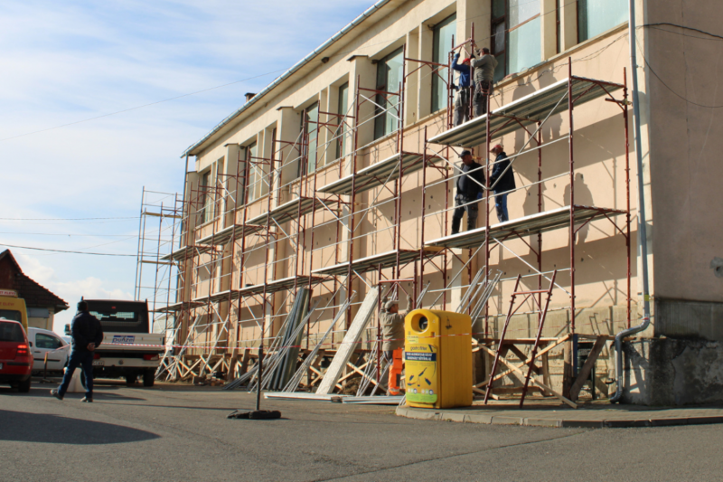 Erdőszentgyörgy, ez a bájos kis település, tele rejtett kincsekkel és természeti csodákkal. A zöldellő erdők ölelésében, a csendes utcákon sétálva az ember szinte érzi a múlt szellemét. A falucska gazdag hagyományokkal bír, ahol a helyiek barátságos mosol