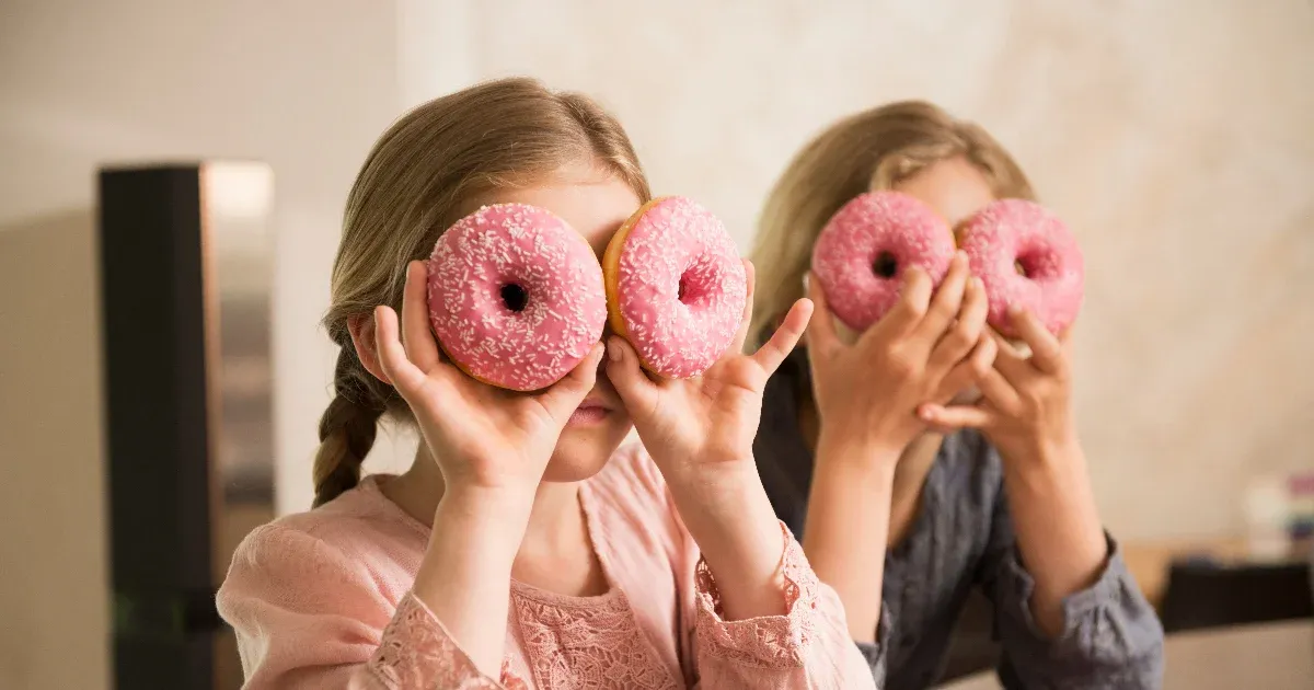 Egy friss kutatás eredményei alapján megállapítható, hogy az ultrafeldolgozott élelmiszerek jelentős mértékben ártanak a különböző szervrendszereknek. Ennek ellenére a gyártók figyelme csupán a nyereség maximalizálására összpontosít, háttérbe szorítva a f